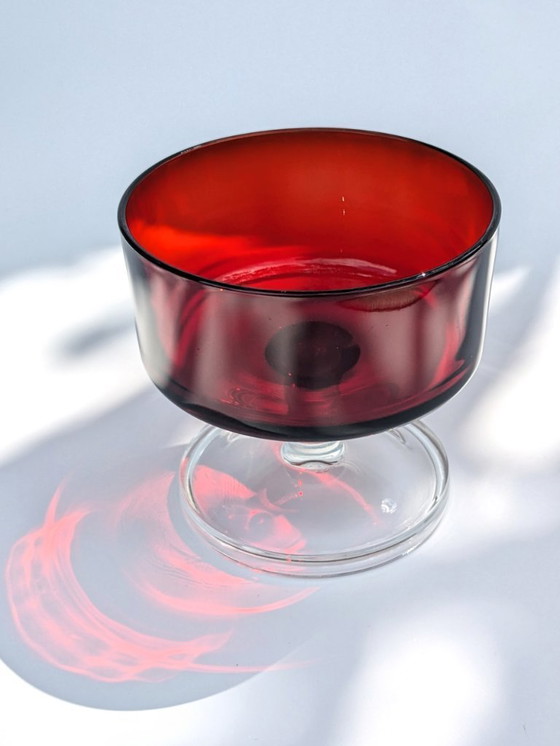 Image 1 of 4 x Sherbet Cups von Luminarc | Rote Stielgläser aus der Jahrhundertmitte für Eis, Desserts oder Cocktails