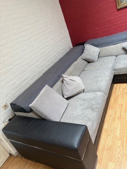 Schönes graues Sofa