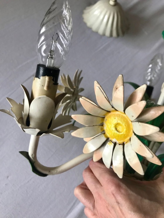 Image 1 of romantico lampadario anni '50 smaltato con bouquet di margherite