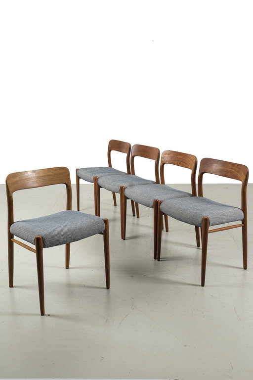 5 chaises Møller modèle 75 remises à neuf Nr 68056