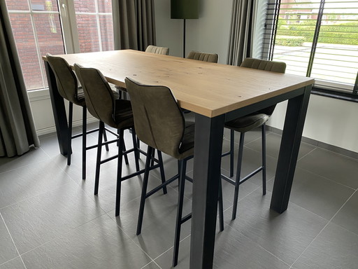 Super table de bar rustique en chêne avec 6 chaises de bar.