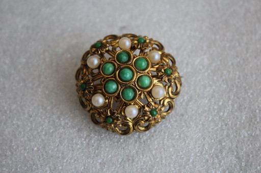 Vintage round brooch, Ø 3.5 cm, gold-colored with white and green pearls