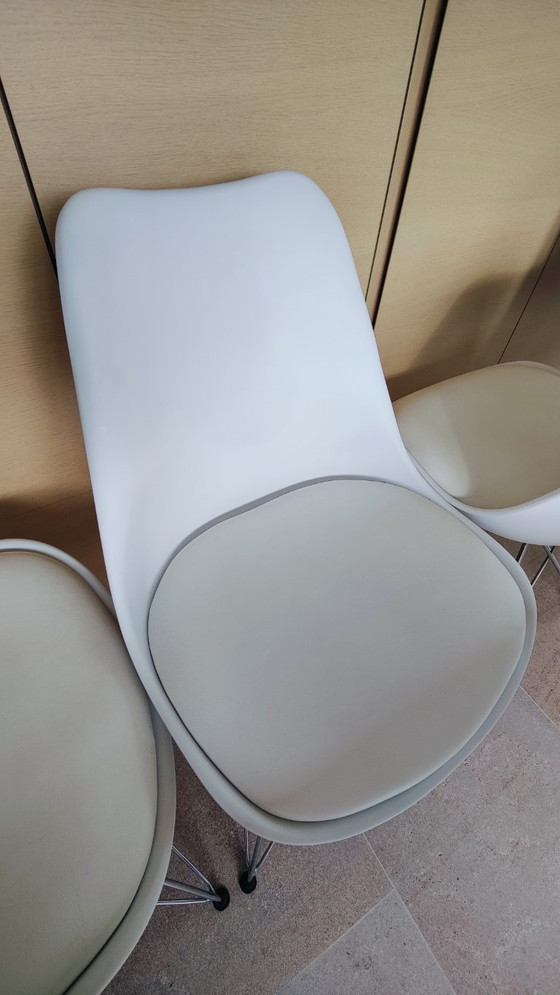 Image 1 of 6 repliche di sedie a secchiello Eames con base in metallo bianco