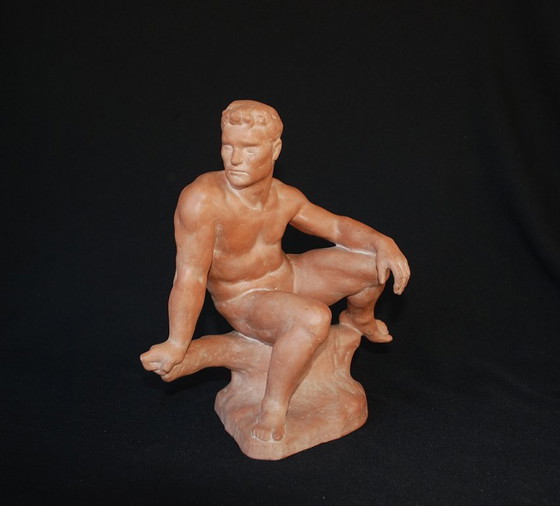 Image 1 of Nackter Mann sitzt auf einem Felsbrocken. Künstler: Jenö Grantner (1907–1983)