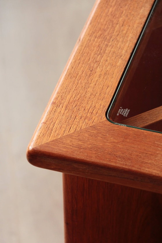 Image 1 of Vintage G Plan teakhouten bijzettafel met tijdschriftenrek en wielen (jaren 60)