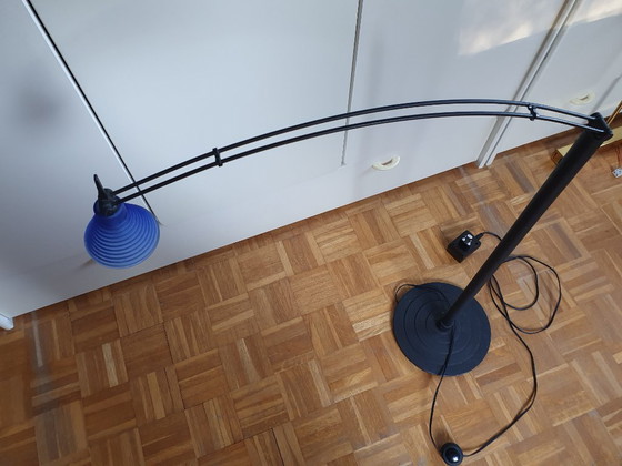 Zeldzame Vintage IKEA Booglamp 'Typ G9206' Met Blauw Geribbelde Matglazen Kap – Jaren '90 – Vloerlampen, Metal (photo 3 of 8)