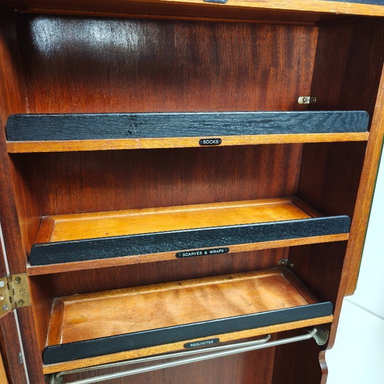 Kompakter Herrenkleiderschrank im englischen Art-Deco-Stil aus hellem Wurzelnussholz – Kleiderschränke, Wood (photo 11 of 17)