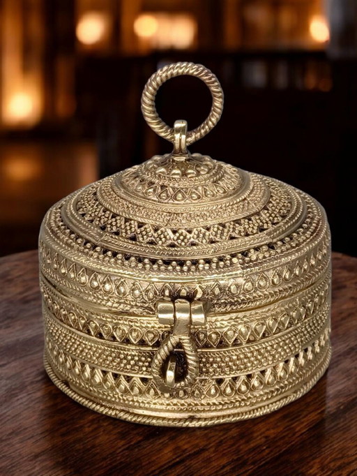 Exquisite Betel jewelry box in gilded bronze
