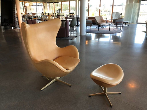 Sedia a uovo di Fritz Hansen con poggiapiedi (edizione anniversario)