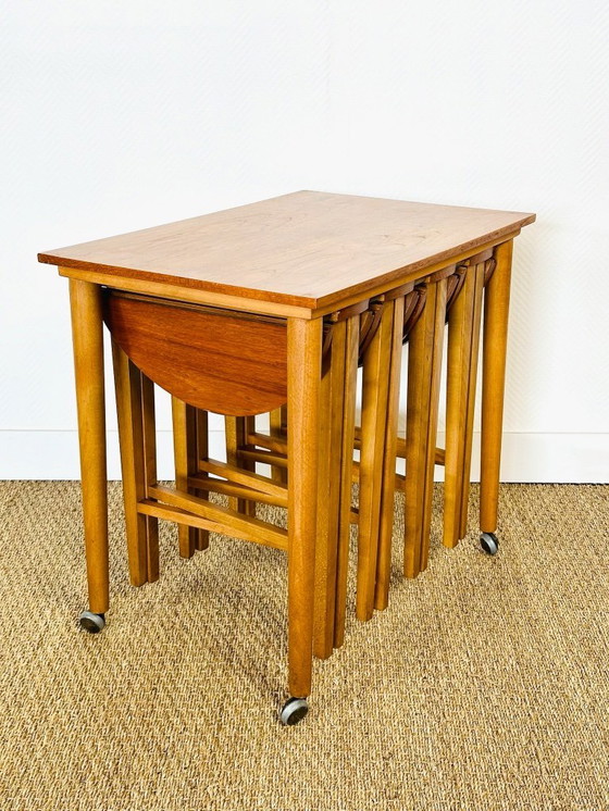 Image 1 of Set van 5 vintage Scandinavische bijzettafels van teakhout, uit 1960.
