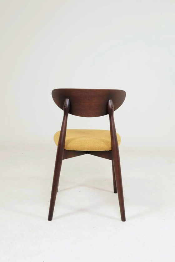 Image 1 of Set moderno di 4 sedie da pranzo, in bouclé color ocra e legno di faggio noce scuro.