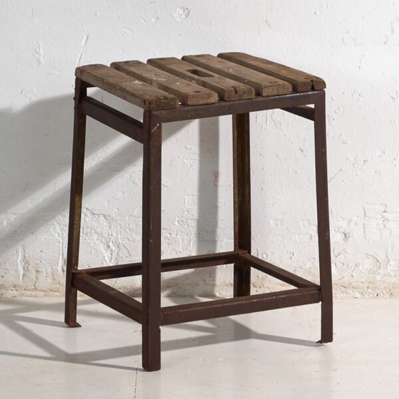 Antique industrial stool in pine wood and iron – Central Europe, circa 1950 – Industrieel (photo 5 of 40)