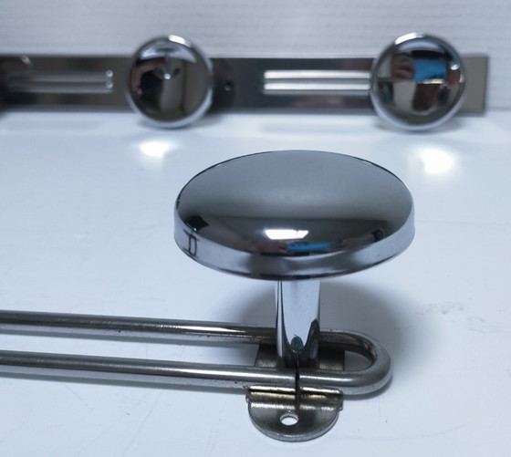 Image 1 of twee vintage verchroomde metalen jashaken