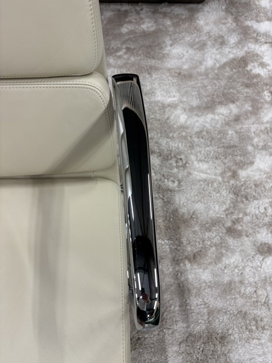 Fauteuil lounge Vitra Eames EA 222 chromé, entièrement recouvert de cuir à l'avant et à l'arrière – Aluminium (photo 6 of 12)