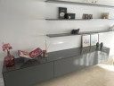 Aparador colgante Interlubke Cube X gris brillante con estantes flotantes