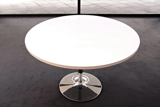 Image 1 of Tavolo da pranzo rotondo con piano bianco lucido su struttura Tulip in cromo, 120 cm (non Saarinen/Knoll)