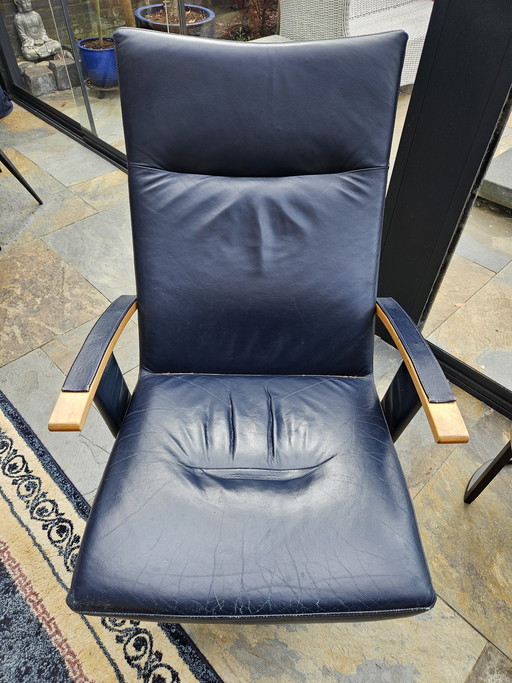 Drehsessel aus dunkelblauem, geschmeidigem Leder mit drehbarem Fuß