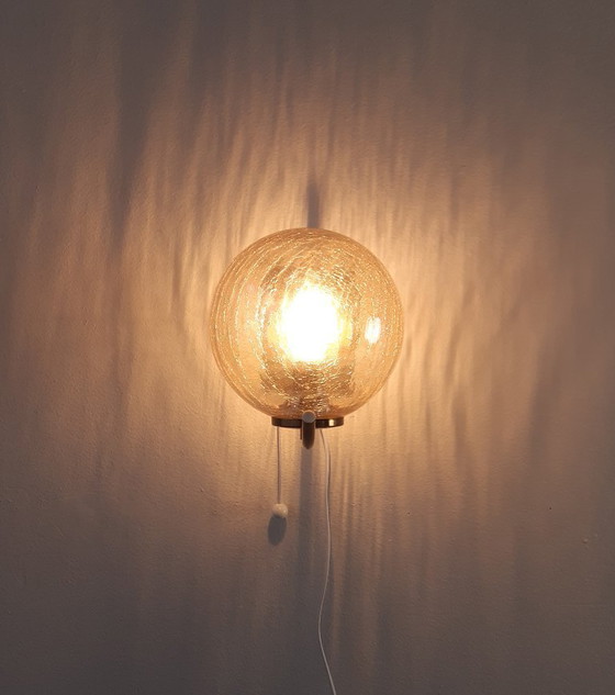 Image 1 of Lampada da parete vintage Richard Essig con paralume a sfera in ottone e vetro ghiacciato, lampada da parete mcm