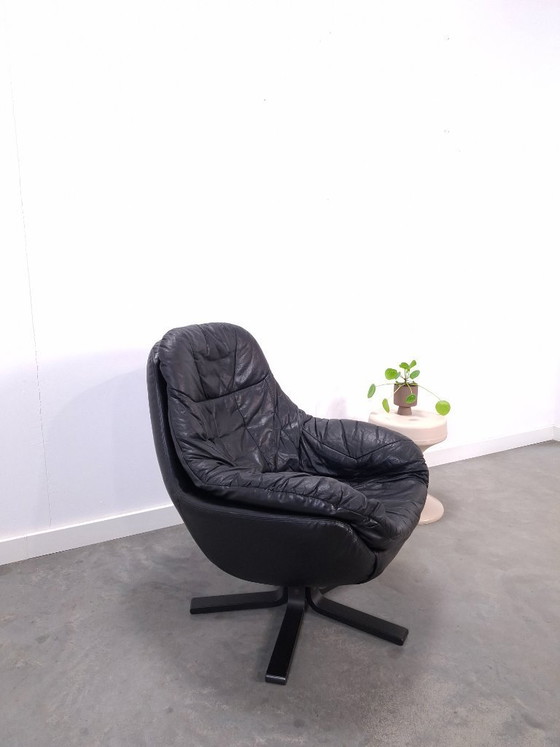 Image 1 of Sillón giratorio de piel negra H.W. Klein para Bramin de Dinamarca