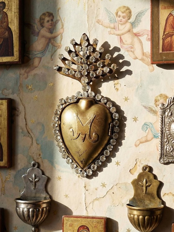 Image 1 of Ex voto antico, cuore fiammeggiante di Maria di Pomponne, tempestato di strass, XIX-XX secolo.