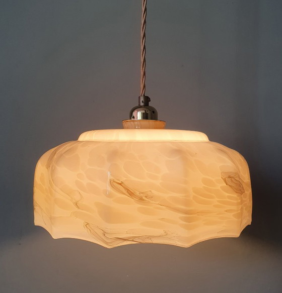 Image 1 of Grande lampada a sospensione vintage in vetro opalino in stile Art Déco.