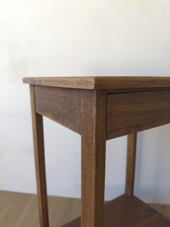 Image 1 of Oude eikenhouten bijzettafel uit de jaren 50.