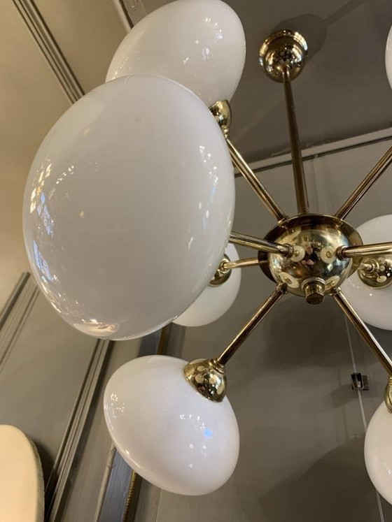 Lustre Sputnik en laiton doré avec 8 globes en verre opalin, années 1970 – Brass, Glass, Italian Design (photo 9 of 11)