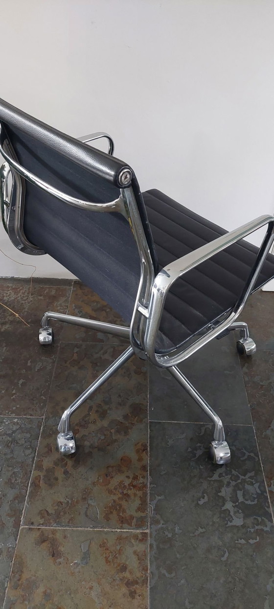 Sedia da ufficio Eames Vitra EA 117, Sedie da ufficio, Cromo, Nero (foto 4 di 5)