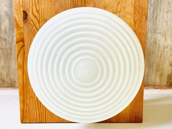 Image 1 of Witte opaal geribbelde glazen ronde Art Deco plafond- of wandlamp, USSR jaren 60