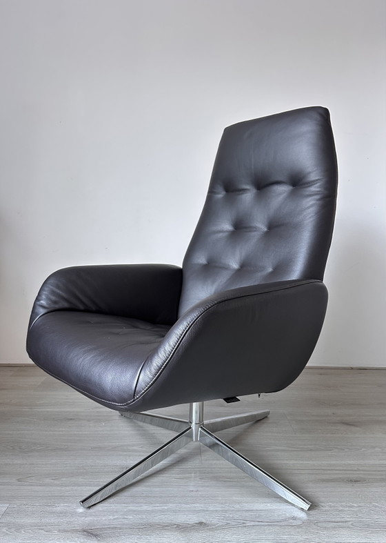 Image 1 of Sillón de diseño Montel con otomana.