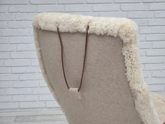 Image 1 of Fauteuil à bascule danois des années 1970, retapissé de véritable peau de mouton de qualité.
