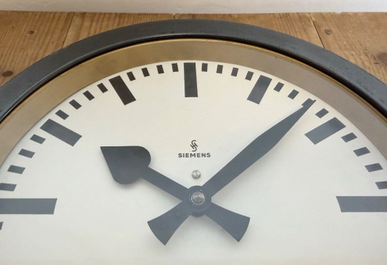 Image 1 of Schwarze Industriewanduhr von Siemens, 1950er Jahre
