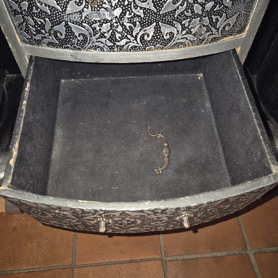 Image 1 of Cassettiera in stile barocco, argento e nero, 76x34x66 cm.