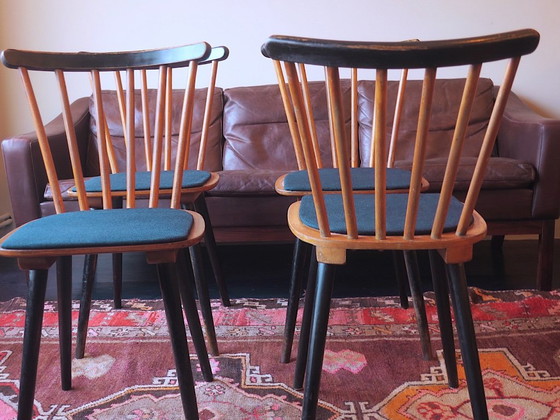 Set van 4 eetkamerstoelen in mid-century stijl met uitlopende poten en marineblauwe zittingen. – Textile (photo 4 of 11)