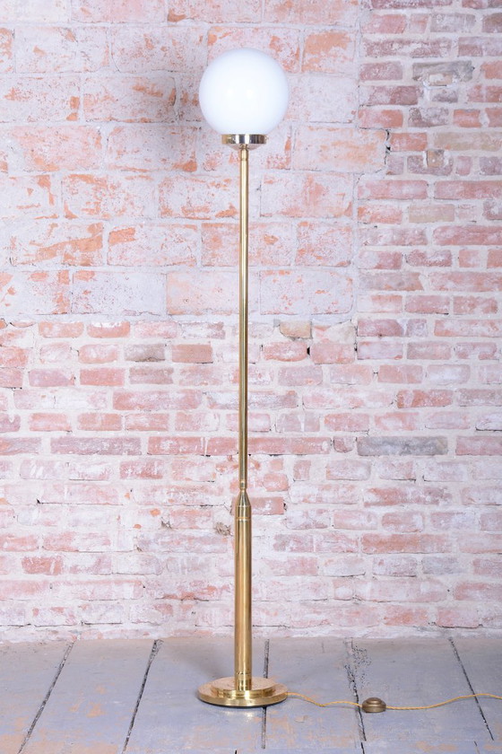 Gerestaureerde staande lamp uit het midden van de 20e eeuw, messing, opaalglas, Frankrijk, jaren 60. (photo 8 of 10)