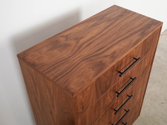 Image 1 of Cassettiera in noce, design scandinavo.