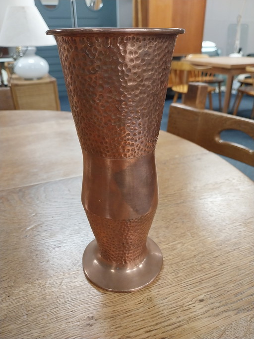 1x Vase en cuivre martelé 1970 23 cm de haut