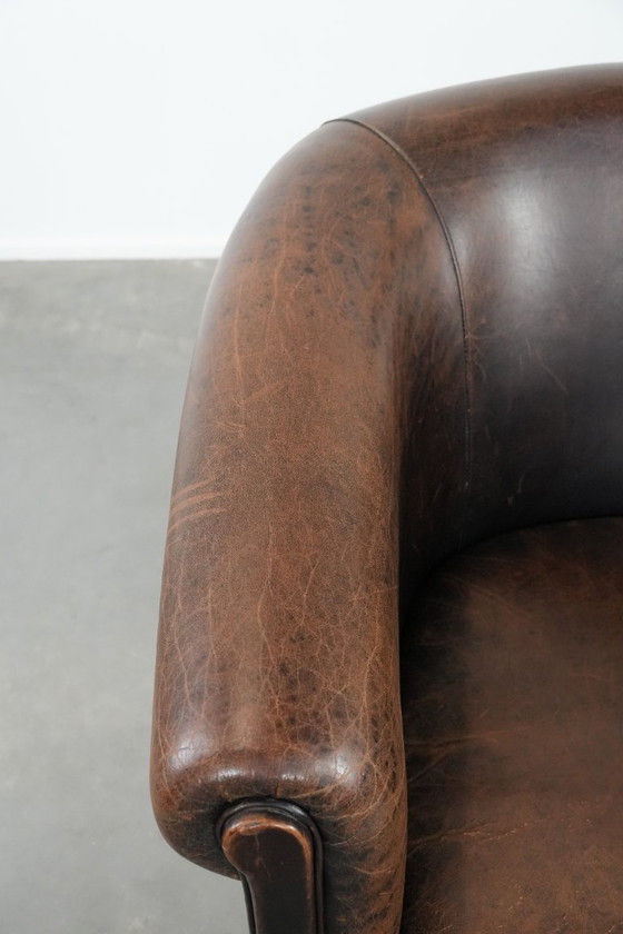 Image 1 of Karaktervolle clubfauteuil gemaakt van schapenleer met een mooi patina