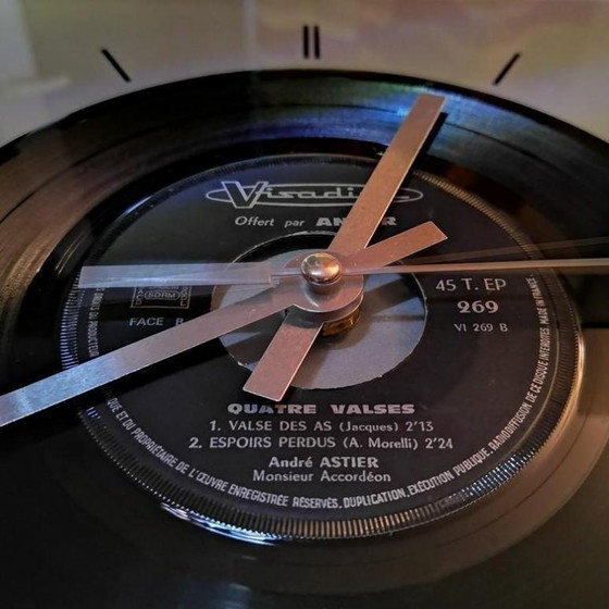 Image 1 of Orologio vintage unico / Disco in vinile a 45 giri / Decorazione originale per la casa