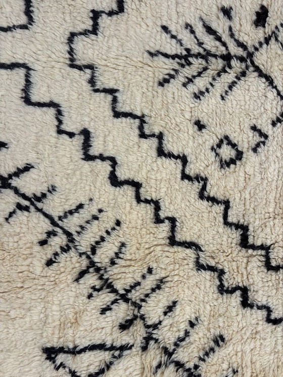 Image 1 of Tapis berbère marocain luxueux en laine 250x350 cm – Tapis berbère blanc et noir – Tapis marocain authentique 