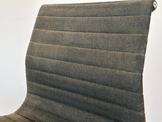 Image 1 of Chaise en aluminium modèle EA 105, conçue par Eames pour Herman Miller, années 1970
