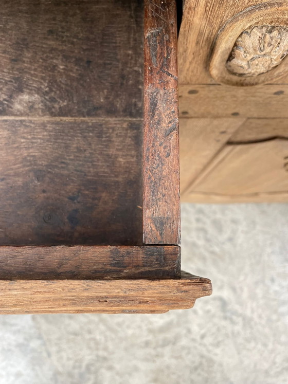 Image 1 of Credenza/buffet in stile rustico in rovere massello con intagli in legno.