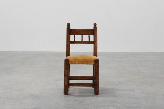 Image 1 of Sedia laterale spagnola in rovere intagliata a mano del XIX secolo con seduta in velluto