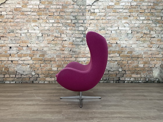 Image 1 of Fritz Hansen Egg Chair fuchsia