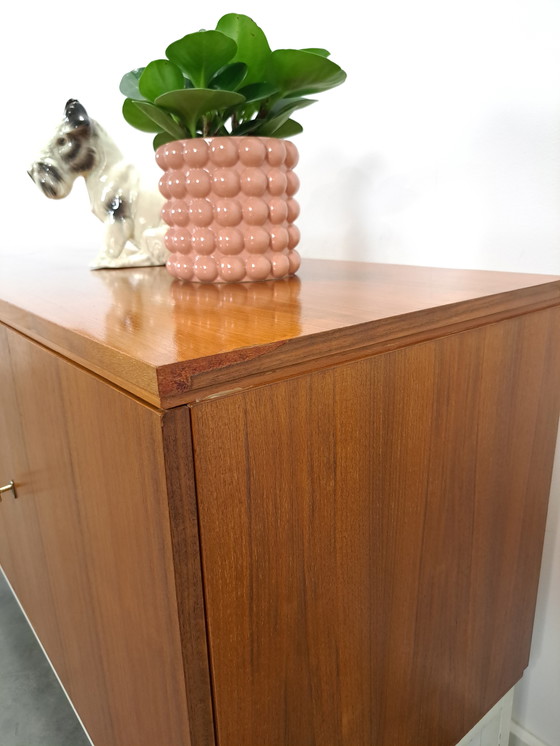 Image 1 of Furnieranrichte aus Schweden mit weißen Stahlbeinen