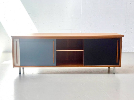 Aparador suizo de mediados de siglo con puertas correderas, fabricado por Wohnbedarf AG Basel en los años (photo 2 of 16)