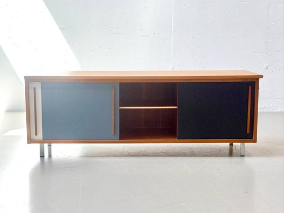 Aparador suizo de mediados de siglo con puertas correderas, fabricado por Wohnbedarf AG Basel en los años (photo 2 of 16)
