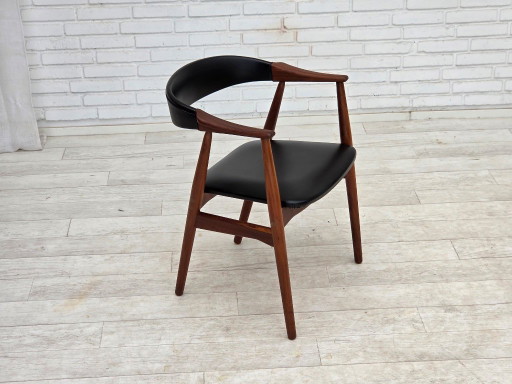 Fauteuil danois des années 1960. Bois de teck, similicuir noir.