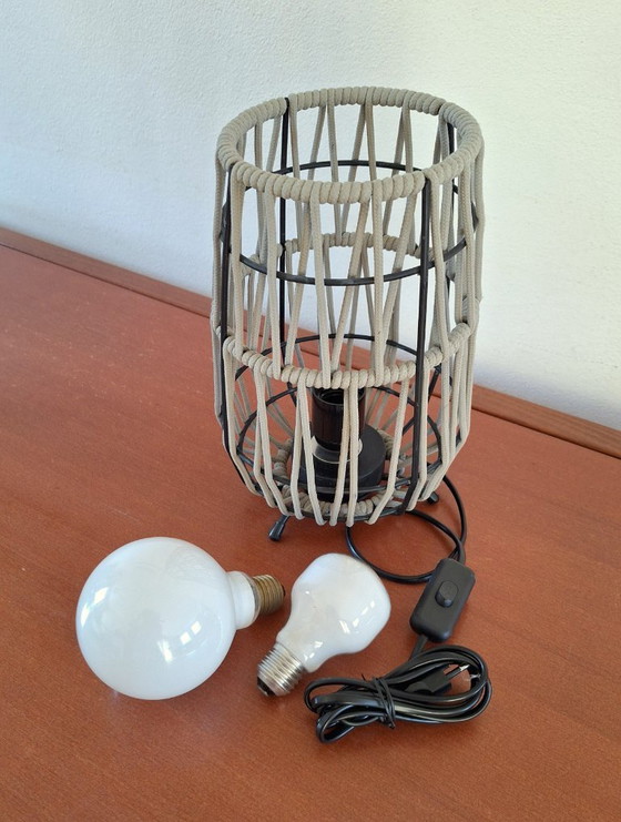 Image 1 of Lampada da tavolo, Rivisitazione, lampada da tavolo a corda, unica, in metallo a 5 anelli