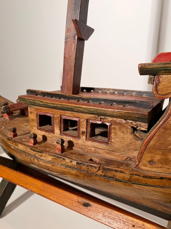 Antieke, handgesneden houten sculptuur van een vissersboot op een standaard – Beeldhouwkunst (photo 4 of 6)